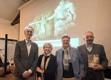 Schauten im Siegfriedmuseum mit kritischem Blick auf die Nibelungen-Stummfilme aus dem Jahr 1924 (v.l.n.r.): Professor Martin Schubert und Professorin Gaby Herchert von der Universität Duisburg-Essen, Museumsleiterin Anke Lyttwin und Privatdozent Dr. Pete